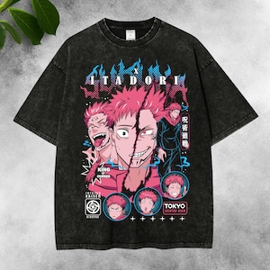 Op de afbeelding: Zwart t-shirt met een afbeelding van een personage met roze haar en de naam "ITADORI" in blauw en roze. Het ontwerp bevat de tekst "KING of CURSES", "JUJUTSU KAISEN" en "TOKYO JUJUTSU HIGH".