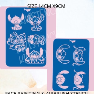 Könnte beinhalten: Blaue Gesichts- und Airbrush-Schablonen mit Stitch aus Lilo & Stitch. Die Schablonen sind rechteckig, messen 14 cm x 9 cm und enthalten verschiedene Designs der Figur. Der Text "FACE PAINTING & AIRBRUSH STENCIL" ist ebenfalls sichtbar.
