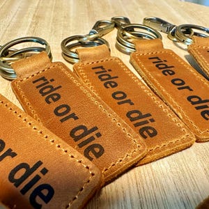 Personalisierter Leder Schlüsselanhänger mit Logo QR Code Gravur