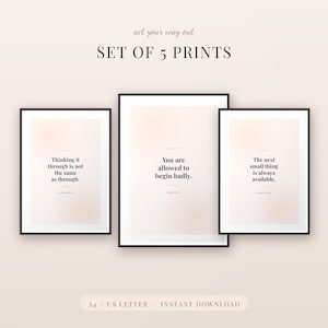 Könnte beinhalten: Ein Set aus fünf Drucken mit minimalistischer Typografie auf einem sanften pfirsichfarbenen Hintergrund. Der Text enthält Sätze wie Thinking it through is not the same as through, You are allowed to begin badly und The next small thing is always available.