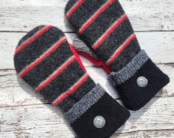 Manoplas de lana reciclada Manoplas de lana hechas a mano Forro polar hecho a partir de suéteres reciclados Lana negra y roja - Accesorios de regalo