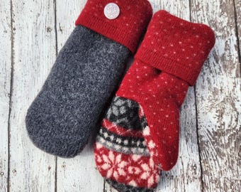Manoplas de lana reciclada, hechas a mano con forro polar, confeccionadas con suéteres reciclados. Colores: gris, rojo y negro. Diseño Fair Isle. Accesorios de lana. Ideales para regalar.