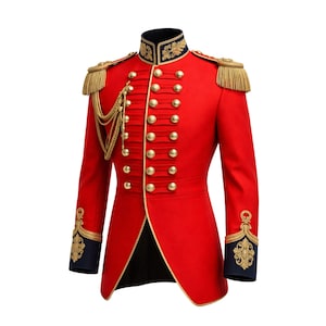 Puede incluir: Una llamativa chaqueta roja de estilo militar con botones dorados y charreteras. La chaqueta presenta adornos dorados en el cuello, los puños y las hombreras, y una cadena dorada. Las mangas son largas y la chaqueta está entallada.