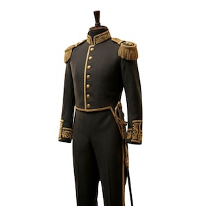 Könnte beinhalten: Eine dunkelgraue Militäruniform mit Stehkragen, goldfarbenen Knöpfen und aufwendigen Goldstickereien an Ärmelbündchen und Kragen. Die Jacke hat goldene Fransen-Epauletten und wird mit einer passenden Hose und einem Säbel kombiniert.