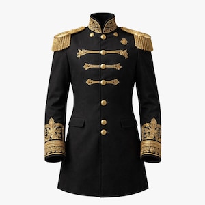 Puede incluir: Un abrigo negro de estilo militar con bordados y detalles dorados. El abrigo presenta charreteras doradas, botones decorativos y diseños dorados intrincados en las mangas y el cuello. El abrigo tiene un corte entallado y un cuello alto.