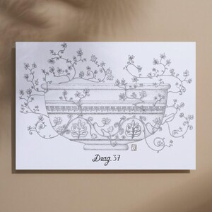 Peut inclure: Illustration en noir et blanc d'un bol décoratif avec des vignes florales. Le bol présente un design détaillé avec des feuilles et des motifs. Le texte "Drag.37" est visible en bas de l'image.