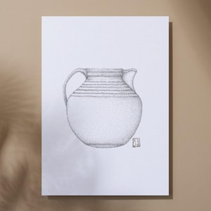 Puede incluir: Ilustración en blanco y negro de una jarra de cerámica con asa y pico. La jarra tiene un cuerpo redondeado y líneas horizontales cerca de la parte superior. Un pequeño cuadrado con un símbolo está en la esquina inferior derecha.