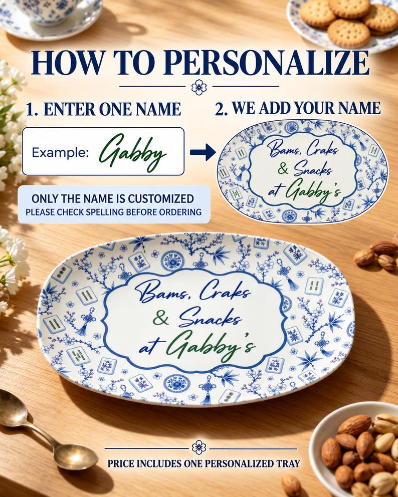 Puede incluir: Una bandeja de servicio ovalada de cer&aacute;mica con un patr&oacute;n azul y blanco de fichas de mahjong, motivos florales y nudos decorativos. El centro muestra el texto Bams, Craks & Snacks at Gabby's en azul y verde. Incluye instrucciones de personalizaci&oacute;n.