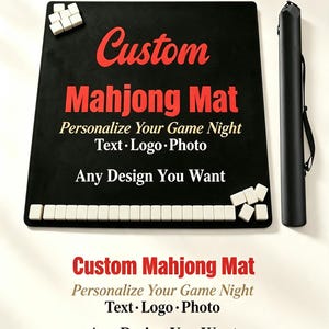 Puede incluir: Una alfombrilla de mahjong rectangular negra con el texto en rojo y blanco Custom Mahjong Mat, Personalize Your Game Night, Text, Logo, Photo, Any Design You Want. Fichas de mahjong blancas sobre la alfombrilla y un estuche negro incluido.