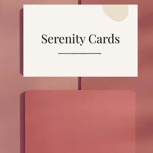 Op de afbeelding: Een witte kaart met de tekst "Serenity Cards" en een horizontale lijn eronder, tegen een roze achtergrond. Onder de kaart bevindt zich een effen, afgeronde rechthoekige vorm in een bijpassende roze tint. Een beige cirkel bevindt zich in de rechterbovenhoek.