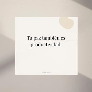 Op de afbeelding: Een vierkante, gebroken witte kaart met de tekst "Tu paz tambi&eacute;n es productividad" in het zwart. Een kleine, lichtbeige vorm bevindt zich in de rechterbovenhoek. De woorden "Serenity Studio" staan onderaan.