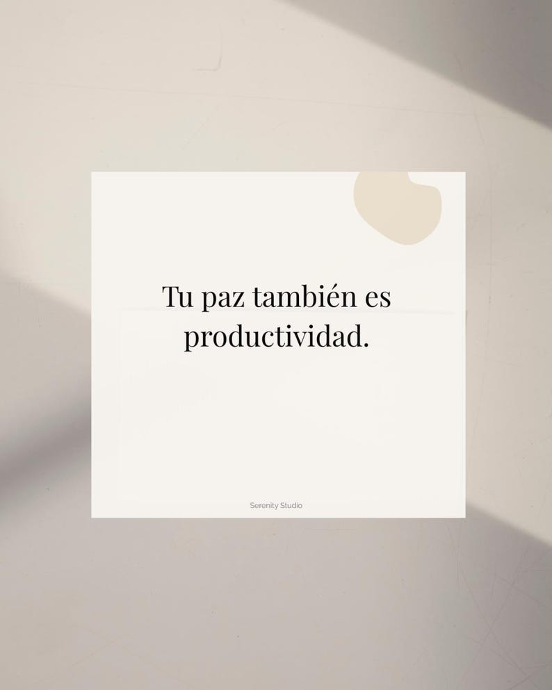 Op de afbeelding: Een vierkante, gebroken witte kaart met de tekst "Tu paz tambi&eacute;n es productividad" in het zwart. Een kleine, lichtbeige vorm bevindt zich in de rechterbovenhoek. De woorden "Serenity Studio" staan onderaan.