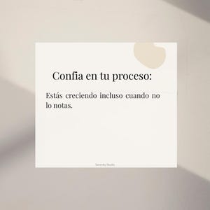 Op de afbeelding: Een vierkante, gebroken witte kaart met de tekst "Confia en tu proceso: Est&aacute;s creciendo incluso cuando no lo notas." in het zwart. De kaart bevat ook de tekst "Serenity Studio" onderaan. Een beige vorm bevindt zich in de rechterbovenhoek.