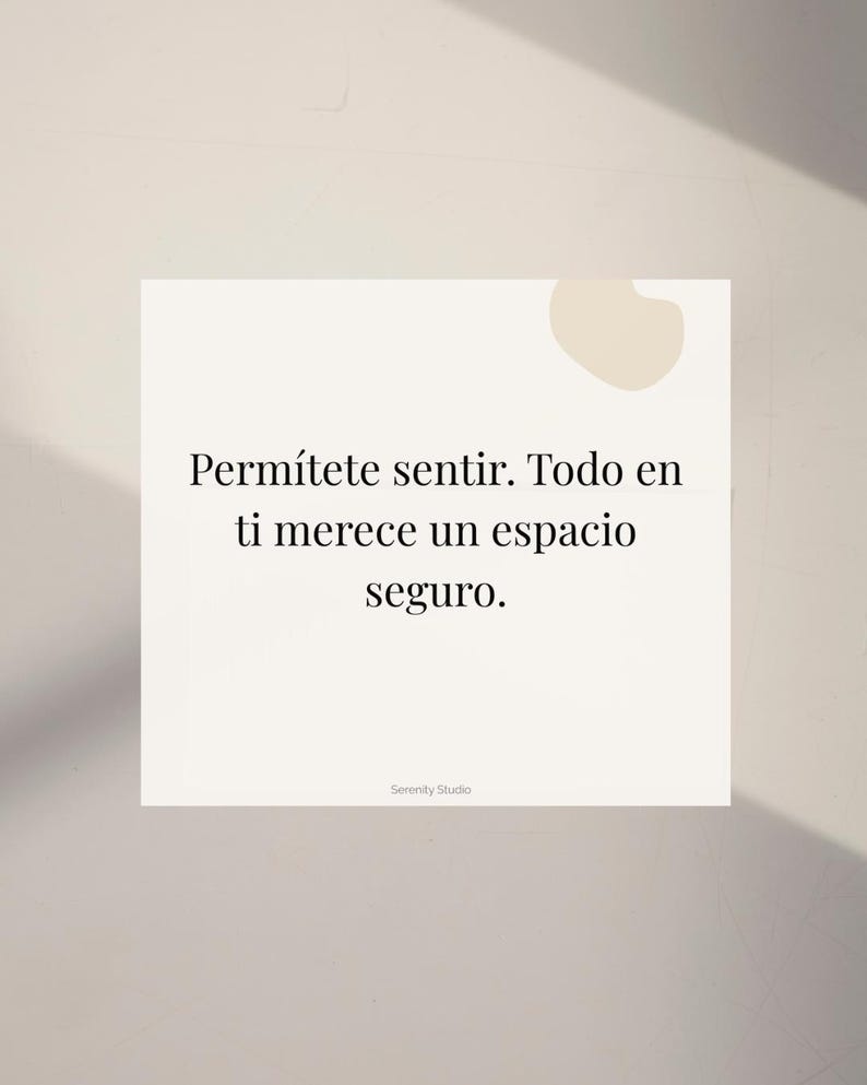Op de afbeelding: Een vierkante, cr&egrave;mekleurige kaart met de tekst "Perm&iacute;tete sentir. Todo en ti merece un espacio seguro." in het zwart. De kaart bevat ook de tekst "Serenity Studio" onderaan. Een lichtbeige vorm bevindt zich in de rechterbovenhoek.