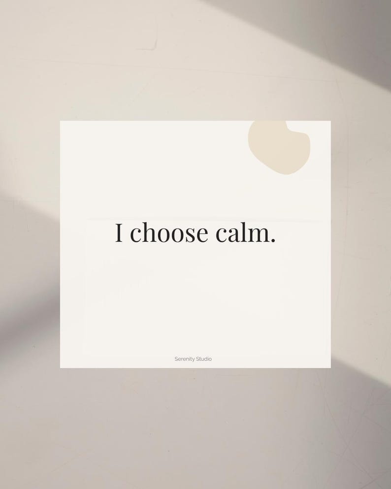 Op de afbeelding: Een vierkante, cr&egrave;mekleurige print met de tekst "I choose calm." in zwarte letters. Een kleine, lichtbeige vorm bevindt zich in de rechterbovenhoek. De woorden "Serenity Studio" staan onderaan.