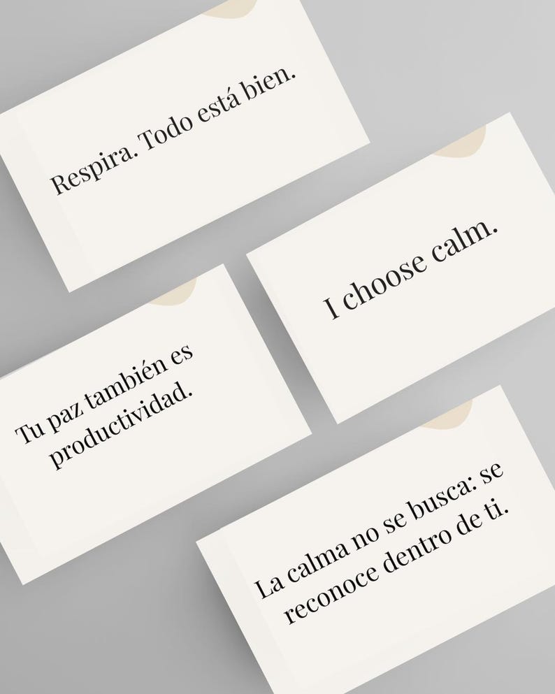 Op de afbeelding: Vier rechthoekige kaarten met inspirerende citaten in het Engels en Spaans. De kaarten zijn gebroken wit met een lichtbeige designelement in de rechterbovenhoek. De tekst bevat "I choose calm" en "Adem in. Alles is goed."