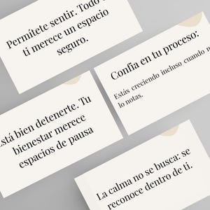 Op de afbeelding: Vier witte kaarten met Spaanse tekst en een beige designelement. De kaarten bevatten zinnen als "Perm&iacute;tete sentir" en "Conf&iacute;a en tu proceso." De tekst is in een eenvoudige, schreefloze lettertype.