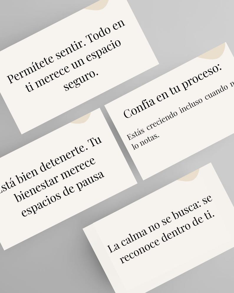 Op de afbeelding: Vier witte kaarten met Spaanse tekst en een beige designelement. De kaarten bevatten zinnen als "Perm&iacute;tete sentir" en "Conf&iacute;a en tu proceso." De tekst is in een eenvoudige, schreefloze lettertype.