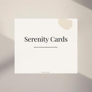 Op de afbeelding: Een vierkante, gebroken witte kaart met de woorden "Serenity Cards" in een schreefletter, onderstreept met een dunne zwarte lijn. De woorden "Serenity Studio" staan in kleinere letters onderaan. Een beige abstracte vorm bevindt zich in de rechterbovenhoek.
