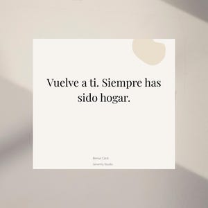 Op de afbeelding: Een vierkante, gebroken witte kaart met de Spaanse tekst "Vuelve a ti. Siempre has sido hogar." in het zwart. De woorden "Bonus Card" en "Serenity Studio" staan eronder. Een lichtbeige vorm bevindt zich in de rechterbovenhoek.