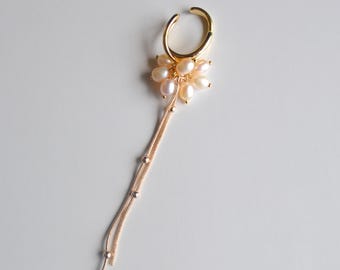 Freshwater Pearl Ear Cuff, Gold Pearl Ear Wrap, Elegant Long Chain Ear Cuff, Dainty Bridal Jewelry, Minimalist Statement Earring