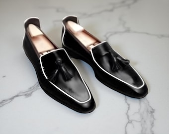 Op maat gemaakte puur zwarte leren mocassinschoenen, modieuze herenschoenen met kwastjes