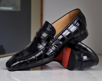 Op maat gemaakte leren herenschoenen met zwarte print en mocassin instappers