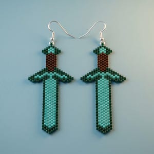 Patrón de pendientes de cuentas con forma de espada / Tutorial de puntada peyote para armas de fantasía / Diseño de joyería gótica / PDF Miyuki Delica 11/0