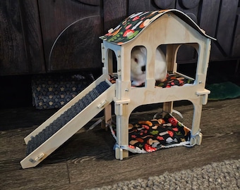 Castillo de madera para cobayas con escaleras, hamaca y dos pisos.
