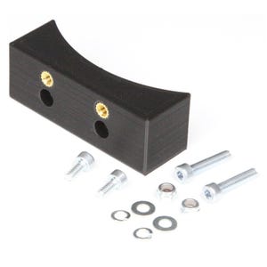 Könnte beinhalten: Ein schwarzer, gebogener Halter mit zwei Messing-Gewindeeinsätzen und zwei Befestigungslöchern. Der Halter wird von mehreren silbernen Schrauben, Unterlegscheiben und Muttern begleitet, die alle auf weißem Hintergrund angeordnet sind. Diese Hardware dient wahrscheinlich zur Montage oder Sicherung des Halters.