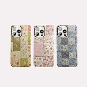 Puede incluir: Tres fundas para teléfono con un diseño de colcha de retazos. Las fundas presentan patrones florales en tonos verdes, rosas y azules. Las fundas tienen un diseño cuadrado y los objetivos de la cámara son visibles.