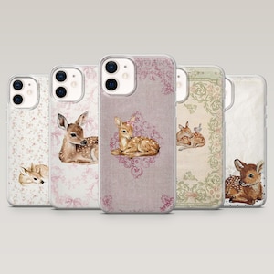 Peut inclure: Cinq coques de smartphone transparentes alignées, chacune présentant une illustration unique de faon. Les motifs incluent des fleurs, des ornements damassés et des bordures décoratives dans des tons rose, beige et brun, montrant des cerfs au repos.