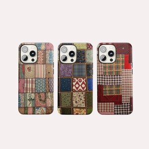 Op de afbeelding: Drie telefoonhoesjes met patchwork quilt ontwerpen. Elke hoes heeft een unieke rangschikking van stoffen vierkanten in verschillende kleuren en patronen, waaronder bloemen, ruitjes en effen texturen. De hoesjes zijn ontworpen voor een smartphone.