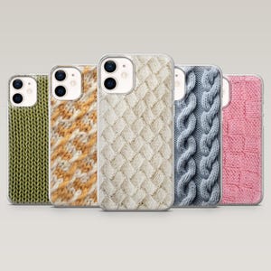 Op de afbeelding: Vijf smartphonehoesjes met diverse breipatronen. Van links naar rechts: olijfgroene verticale ribbels, geel en wit diagonaal weefsel, crèmekleurig mandvlechtwerk, lichtblauwe kabelbreisels en een roze gebreide textuur met vierkantpatroon.