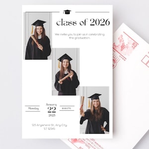 Puede incluir: Anuncio de graduación con el texto "class of 2026". La invitación presenta tres fotos de una graduada con toga y birrete, sosteniendo un diploma. La fecha es el 22 de enero de 2025, a las 22:00. Incluye dirección y sello.
