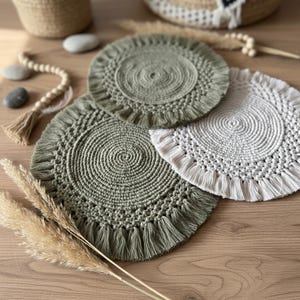 Manteles individuales redondos de macramé hechos a mano – Decoración de mesa estilo boho rústico con cuerda de algodón (30 x 35 cm)