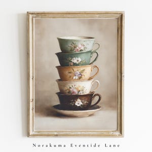 Puede incluir: Una impresión artística enmarcada titulada Norakuma Eventide Lane que muestra una pila vertical de cinco tazas de té de cerámica en tonos verde claro, verde oscuro, bronceado, crema y marrón oscuro, decoradas con motivos florales y sobre un platillo.