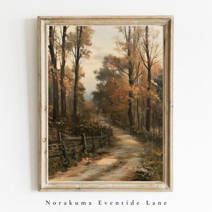 Puede incluir: Una impresión de arte enmarcada que presenta una pintura al óleo de un camino de tierra que serpentea a través de un bosque en otoño. La escena incluye árboles altos con follaje marrón dorado, una valla de madera rústica y luz suave.