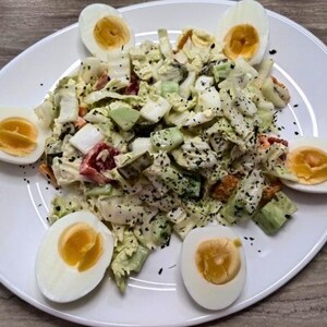 Puede incluir: Un plato blanco con una ensalada fresca y seis huevos duros cortados por la mitad. La ensalada contiene verduras picadas, hierbas y un aderezo cremoso. Los huevos tienen yemas de color amarillo brillante.
