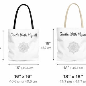 K&ouml;nnte beinhalten: Zwei wei&szlig;e Tragetaschen, eine mit schwarzem Griff und die andere mit beigem Griff. Jede Tasche tr&auml;gt den Text "Gentle With Myself" &uuml;ber einem Mandala-Design. Die Taschen sind 40,6 cm x 40,6 cm und 45,7 cm x 45,7 cm gro&szlig;.