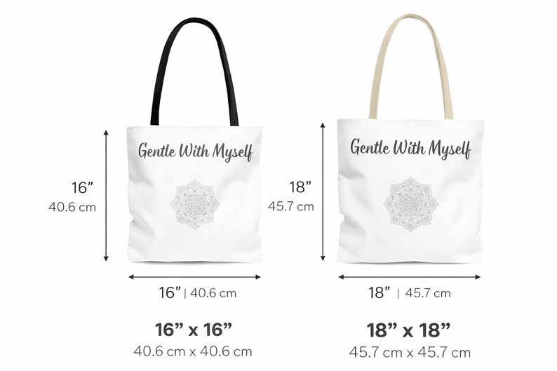 K&ouml;nnte beinhalten: Zwei wei&szlig;e Tragetaschen, eine mit schwarzem Griff und die andere mit beigem Griff. Jede Tasche tr&auml;gt den Text "Gentle With Myself" &uuml;ber einem Mandala-Design. Die Taschen sind 40,6 cm x 40,6 cm und 45,7 cm x 45,7 cm gro&szlig;.
