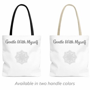 K&ouml;nnte beinhalten: Zwei wei&szlig;e Tragetaschen mit dem Text "Gentle With Myself" und einem Mandala-Design. Eine Tasche hat einen schwarzen Henkel, die andere einen beigen Henkel. Der Satz "Erh&auml;ltlich in zwei Griff-Farben" steht darunter.