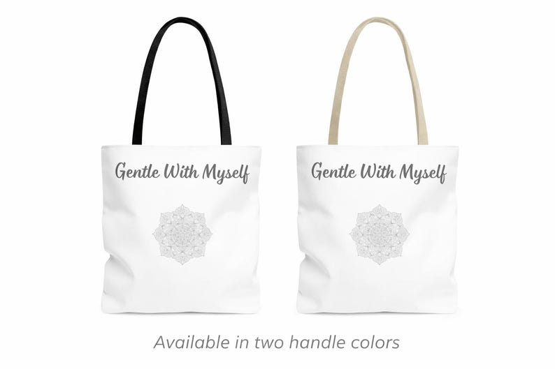 K&ouml;nnte beinhalten: Zwei wei&szlig;e Tragetaschen mit dem Text "Gentle With Myself" und einem Mandala-Design. Eine Tasche hat einen schwarzen Henkel, die andere einen beigen Henkel. Der Satz "Erh&auml;ltlich in zwei Griff-Farben" steht darunter.
