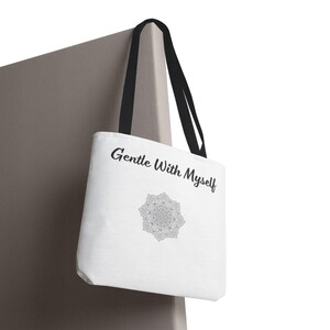 Tragetasche für Selbstfürsorge, Geschenk für mentale Gesundheit, Tragetasche mit der Botschaft „Sanft zu mir selbst“, Achtsamkeitsgeschenk für sie, Mandala-Tasche zur Heilung, Wellness-Geschenk Bild 11