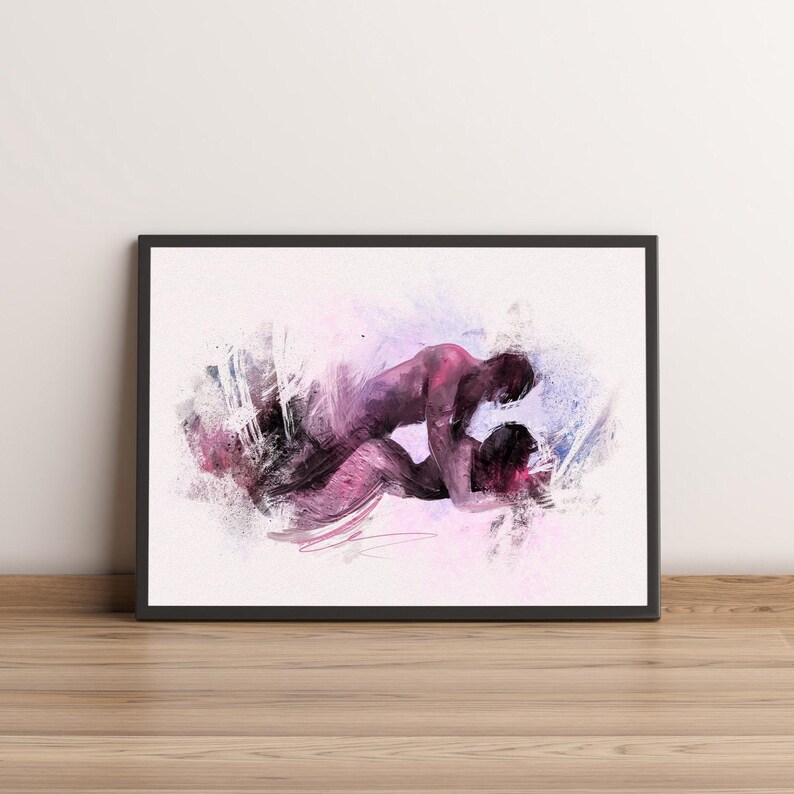 Op de afbeelding: Een ingelijste wandkunstprint met een illustratie in aquarel-stijl van twee figuren in een intieme omhelzing. Het kunstwerk gebruikt een palet van diep magenta, zachtroze en gedempte blauwtinten met abstracte, spetterende verfeffecten.
