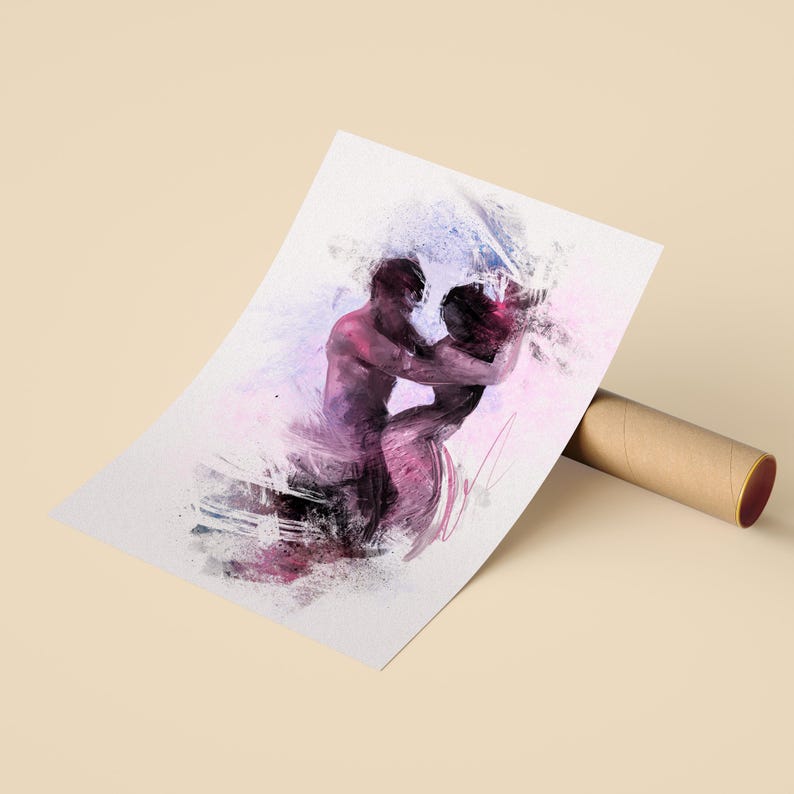 Op de afbeelding: Een rechthoekige kunstdruk met een aquarel-stijl illustratie van twee figuren die elkaar omhelzen in tinten roze, paars en blauw. De print is gedeeltelijk opgerold en ligt naast een cilindrische kartonnen verzendkoker op een ondergrond.