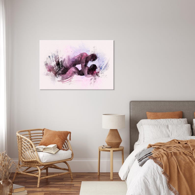 Op de afbeelding: Een rechthoekige wandkunstprint met een gestileerde, abstracte aquarelillustratie van twee figuren in een intieme omhelzing. Het kunstwerk gebruikt tinten diep magenta, paars en zachtroze met expressieve, vervaagde penseelstreken.