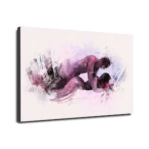 Op de afbeelding: Een rechthoekige canvasprint met een gestileerd, abstract schilderij van twee figuren in een intieme omhelzing. Het kunstwerk gebruikt een palet van dieppaarse, magentakleurige en zachtroze tinten met expressieve, wazige penseelstreken.