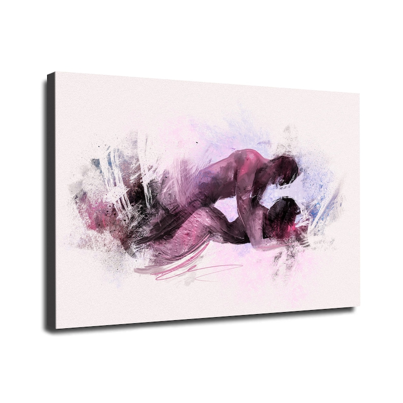 Op de afbeelding: Een rechthoekige canvasprint met een gestileerd, abstract schilderij van twee figuren in een intieme omhelzing. Het kunstwerk gebruikt een palet van dieppaarse, magentakleurige en zachtroze tinten met expressieve, wazige penseelstreken.
