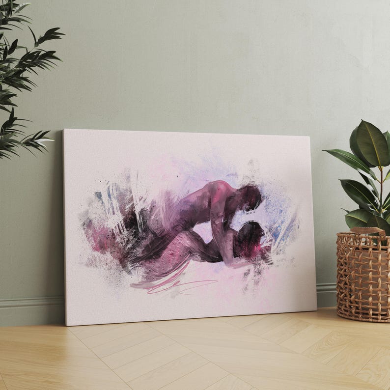 Op de afbeelding: Een rechthoekige canvasprint met een abstracte aquarelillustratie van twee figuren in een intieme omhelzing. Het kunstwerk gebruikt een palet van zachte roze tinten, diep paars en gedempt blauw, met spetterende verfeffecten en vage randen.